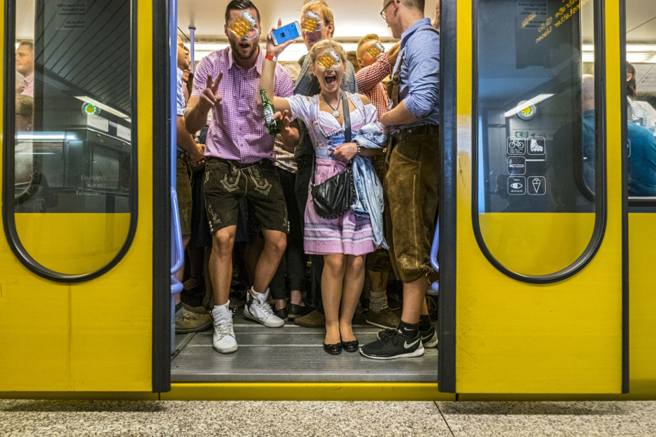 "Jo mir san die lustigen ..., hoch auf dem gelben Wagen" – Lust und Frust zur Volksfestzeit. Foto: Joachim E. Röttgers