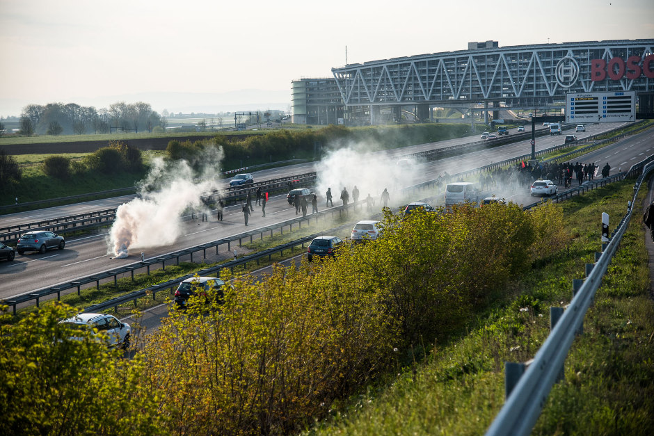 Demonstranten gegen den AfD-Parteitag blockieren die A 8 nahe der Messe Stuttgart. Foto: Jens Volle