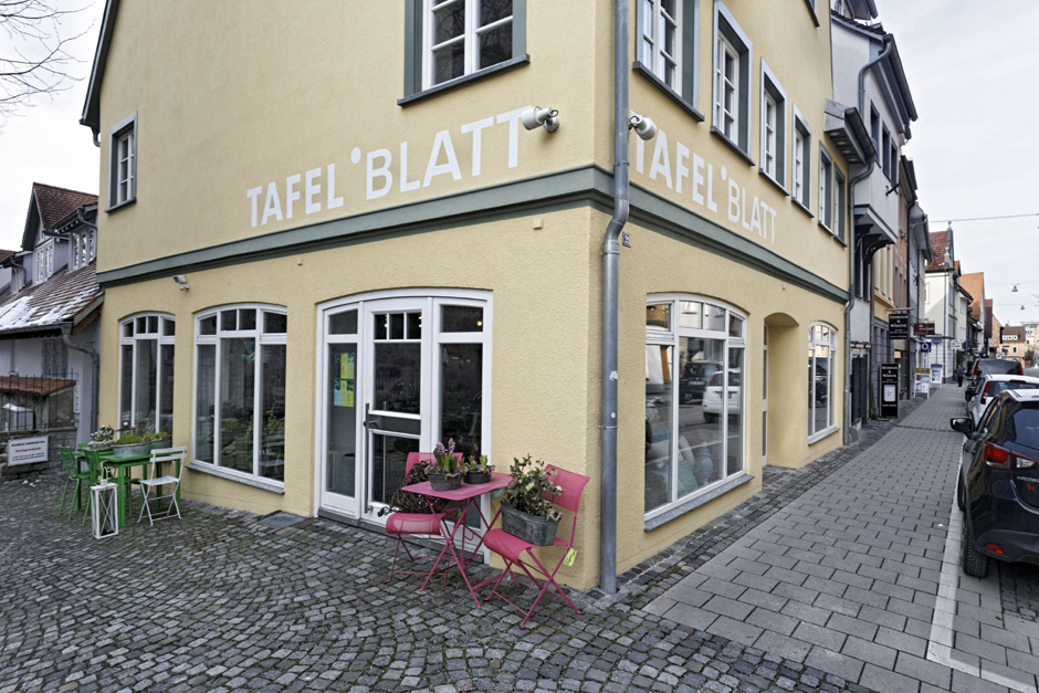 Wolfs Frau Barbara reüssiert als Geschäftsfrau im benachbarten Ravensburg. Dort eröffnet sie 2004 ...