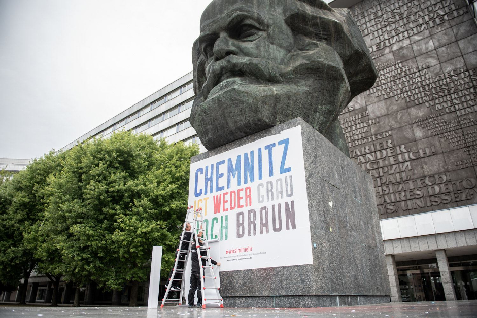 Auch "Nischel" Karl Marx bekennt Farbe. Fotos vom Chemnitzer Monatsanfang mit Gedenken, Demos und Konzert bei Klick aufs Bild. Fotos: Jens Volle