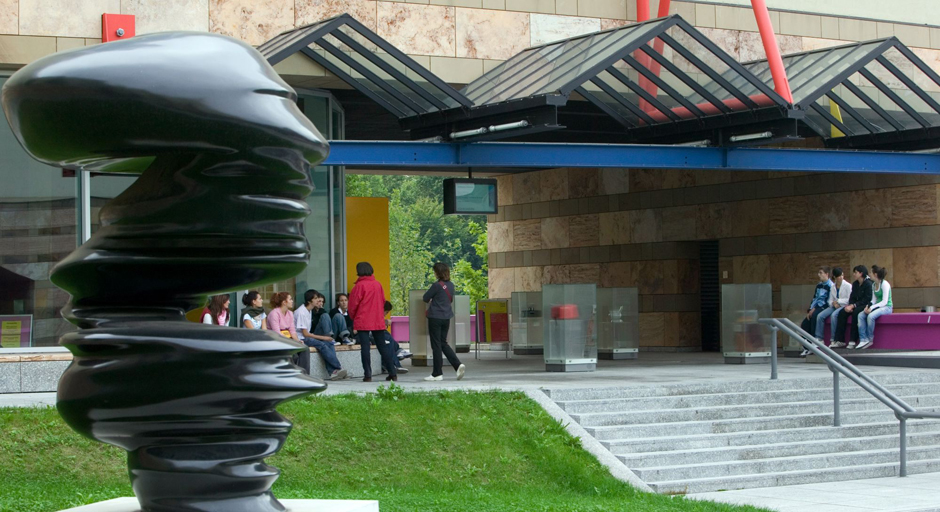 Ordentlich inventarisiert: die Bronzeplastik "Points of View" von Tony Cragg am Museumsplatz. Das Foto stammt aus dem Jahr 2005. Foto: Joachim E. Röttgers