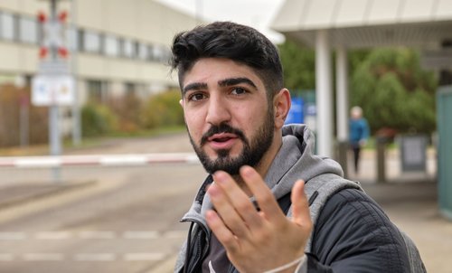 Der Duale Student Bedirhan Koc freut sich: Nach seiner Ausbildung wird er übernommen.