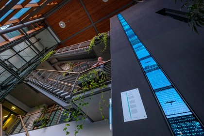 Bernhardt im Hauptklärwerk Stuttgart-Mühlhausen bei seinem Werk "Zyklus", einer fast zehn Meter hohen LED-Lichtinstallation. Foto: Joachim E. Röttgers