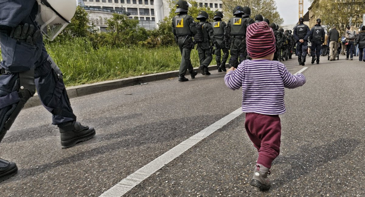 Die Polizei, deine Freundin und Helferin. Foto: Joachim E. Röttgers Die Polizei, deine Freundin und Helferin. Foto: Joachim E. Röttgers