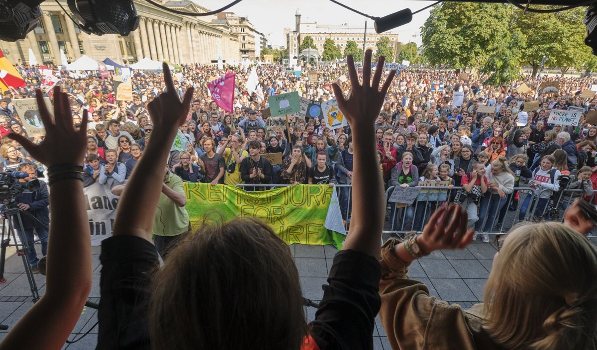 Klimademo auf dem Stuttgarter Schlossplatz, im Rahmen des globalen Klimastreiks am 20. September 2019. Foto: Joachim E. Röttgers