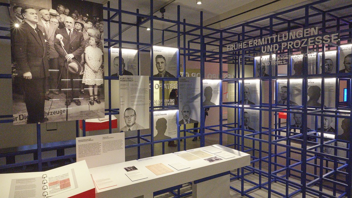 Gestapo-Leute im Gitter, aber meist nicht hinter Gittern: Das Ausstellungsdesign soll auch das juristische Raster symbolisieren, durch das viele Täter:innen fielen. Fotos: Joachim E. Röttgers