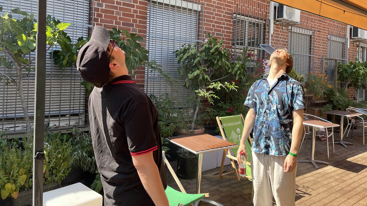 Die Kontext-Redakteure Korbinian Strohhuber (links) und Minh Schredle genossen die Nebeldusche. Foto: Kontext