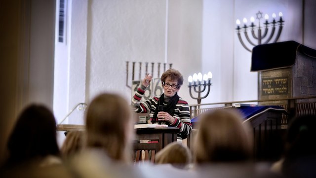 Rachel Dror führt seit 35 Jahren regelmäßig durch die Stuttgarter Synagoge. Foto: Martin Storz