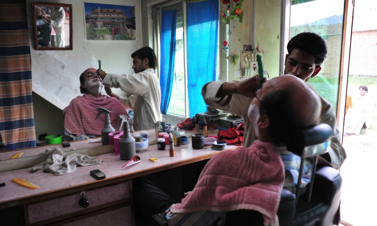 Willi war kein Fern-Seher, er war bei den Leuten – 2011 beim Barbier von Abbottabad, der die Tötung von Bin Laden gesehen haben will. Foto: privat 