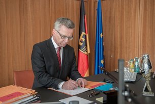 De Maizière verbietet gern – ob per Dekret oder