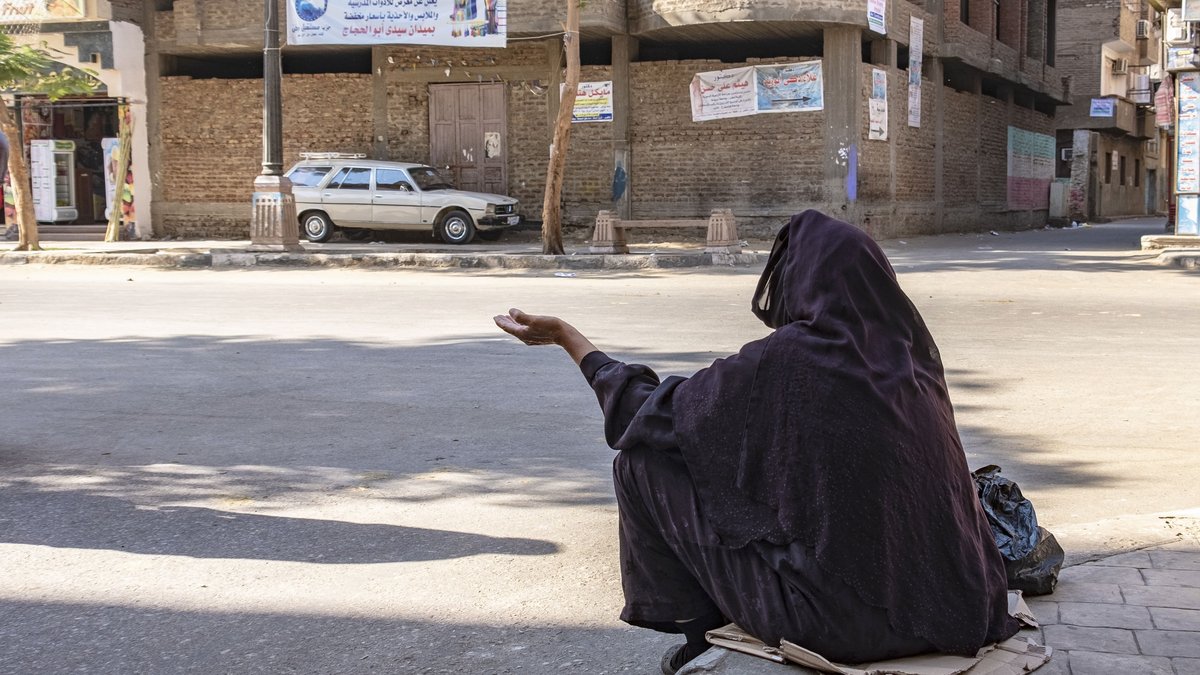 Auf den Straßen sind immer mehr Menschen, vor allem Frauen, gezwungen, zu betteln. Foto: Joachim E. Röttgers