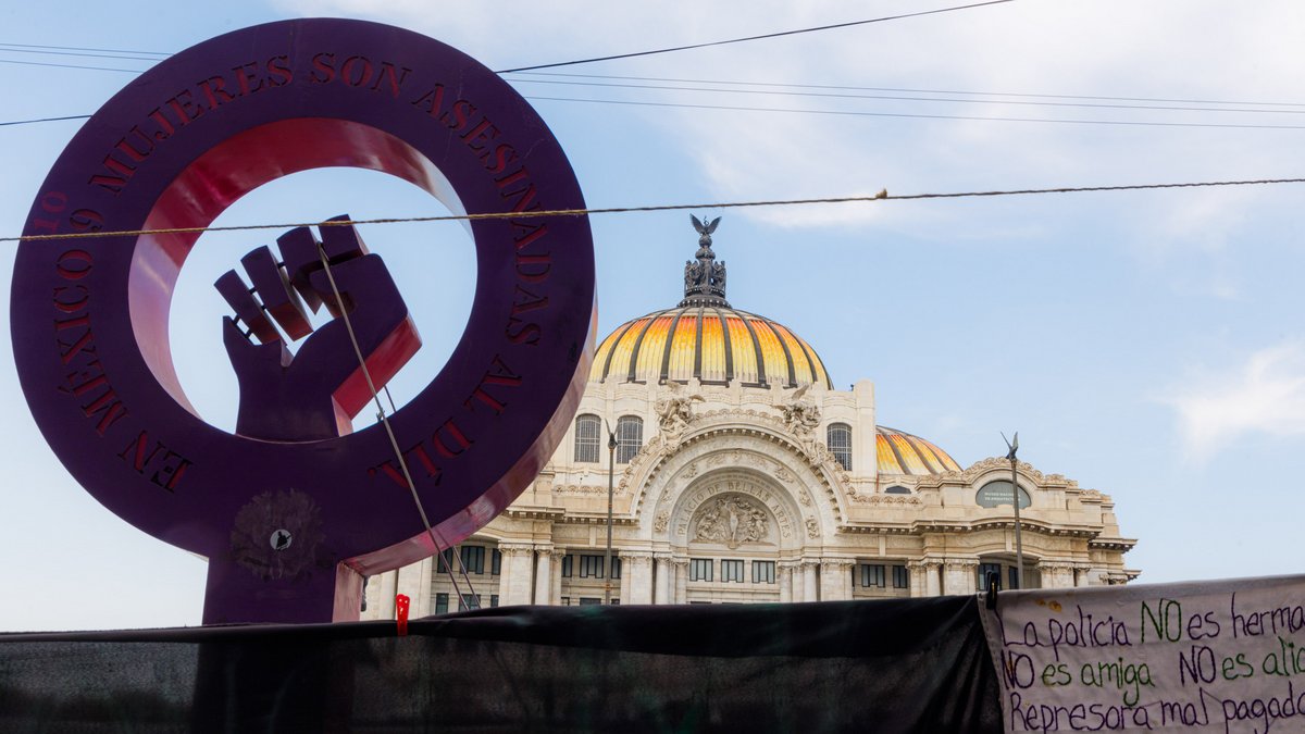 Seit 2019 erinnert ein "Antimonument" im historischen Stadtzentrum (hinten der Palast der Schönen Künste) an die Gewalt gegen Frauen im Land.