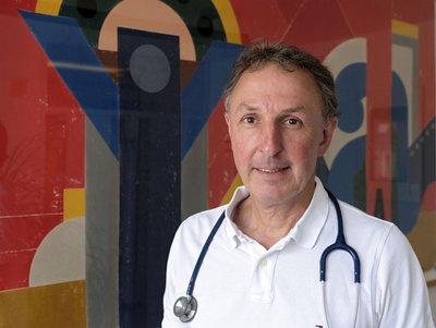 Dr. Jentzsch macht auch mal eine Blutdruckmessung gegen Einsamkeit. 