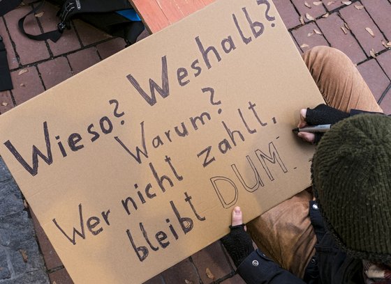 Und viele Fragen offen. Aufgenommen bei einer Demo gegen Studiengebühren für AusländerInnen. Foto: Joachim E. Röttgers