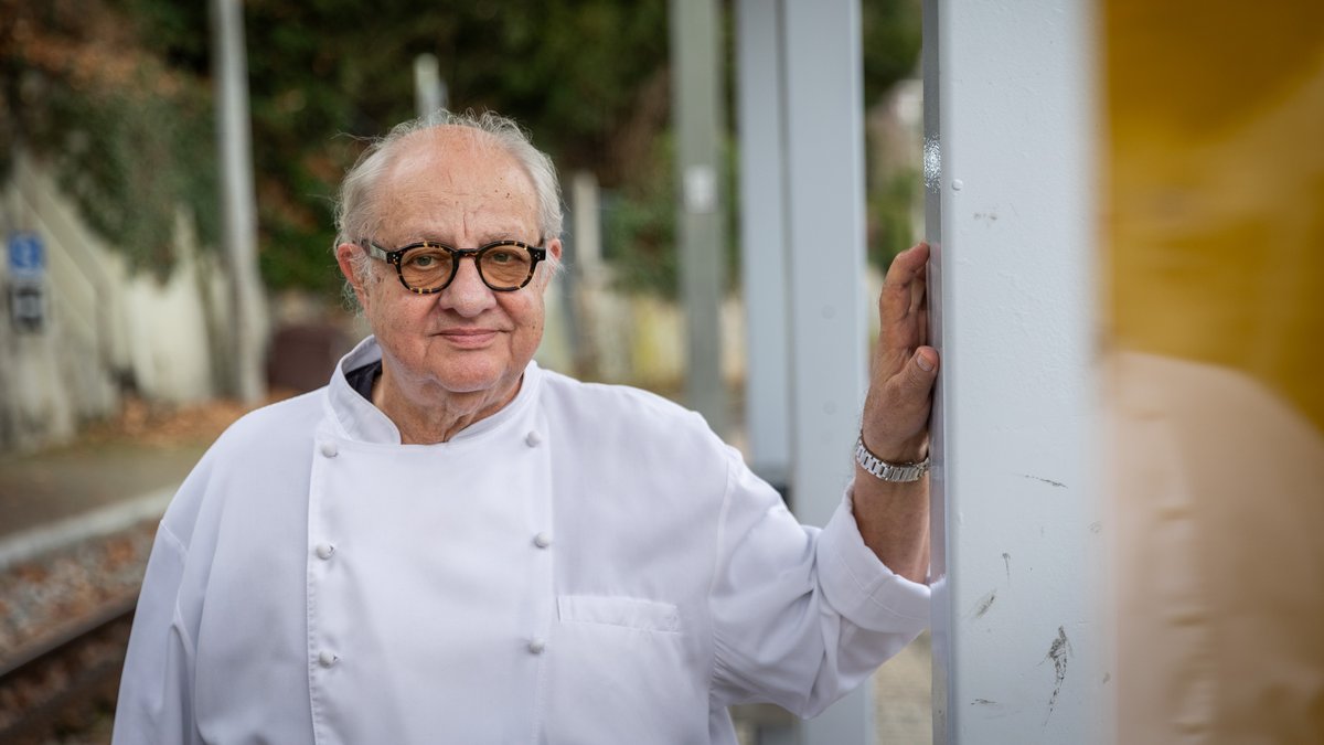 Koch, Autor und Verleger Vincent Klink am Zahnradbahn-Halt "Wielandshöhe" im Stuttgarter Süden. Foto: Julian Rettig