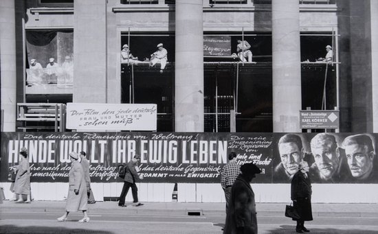 1958, Wiederaufbau des Königsbaus am Stuttgarter Schlossplatz, fotografiert von Freerk Valentien. 1958, Wiederaufbau des Königsbaus am Stuttgarter Schlossplatz, fotografiert von Freerk Valentien.