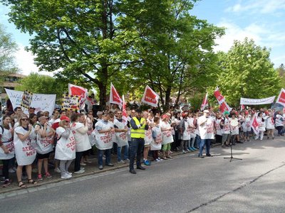 Die Demonstranten wurde vom Klinikgelände vertrieben und mussten auf der Straße stehen. Foto: Verdi/BA