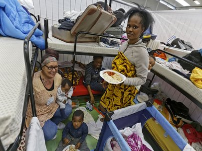 Dieselbe Turnhalle, ein ganz anderes Bild: zwölf Quadratmeter für eine Familie.