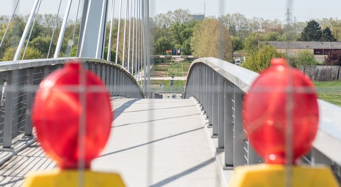 Presseleute dürfen immerhin bis zur Mitte der Brücke. Presseleute dürfen immerhin bis zur Mitte der Brücke.