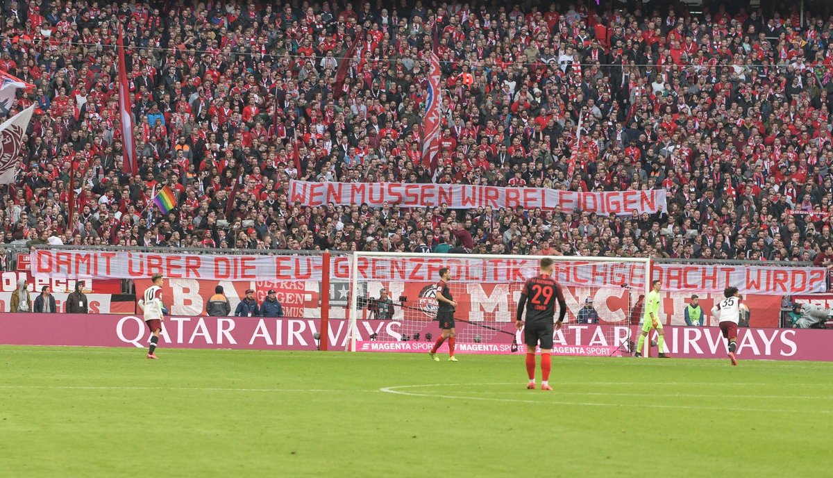 Politik am Feldrand, am 8. März beim Heimspiel des FC Bayern München. Foto: kolbert-press/Burghard Schreyer