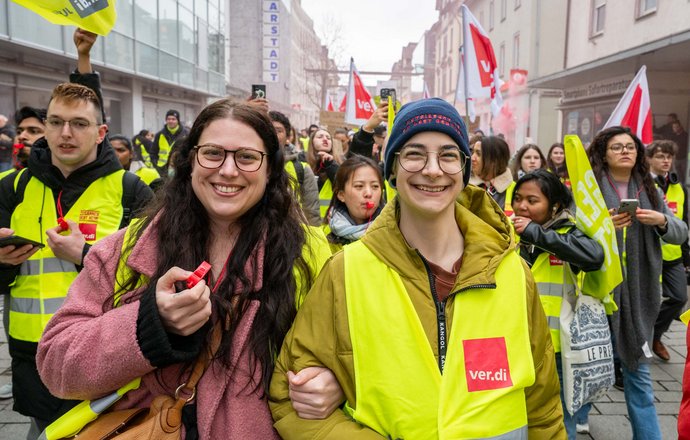 Arm in Arm beim Jugendstreiktag in Esslingen: Azubi Jessica Geiß und Pflegerin Elena Saitta.