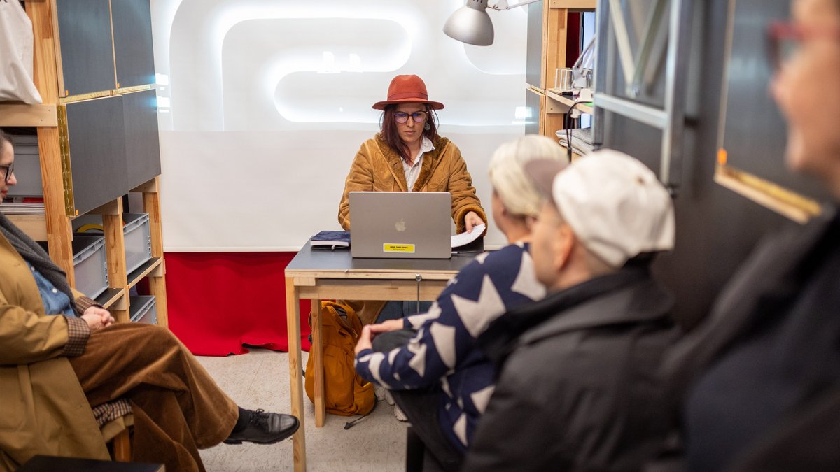 Karina Pino beim imaginären Gespräch mit dem Autor des Theaterstücks. Foto: Julian Rettig