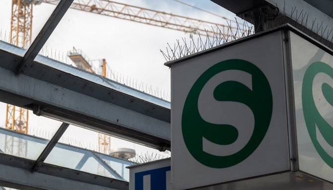 Taubenabwehr mit sogenannten Spikes.