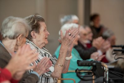 Manche der Damen machen sich extra fein. Manche der Damen machen sich extra fein.