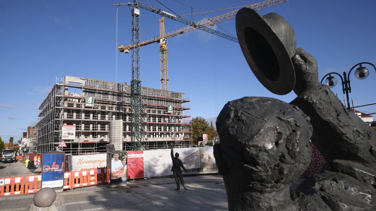 Grüß Gott, neues riesiges Kreissparkassengebäude am Bahnhofsplatz!