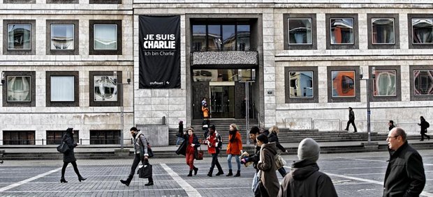 Nach den Anschlägen auf die Redaktion der Satirezeitschrift "Charlie Hebdo" in Paris bekundet auch das Stuttgarter Rathaus seine Solidarität mit den Opfern. Gegen Gewalt und für Toleranz. Foto: Joachim E. Röttgers