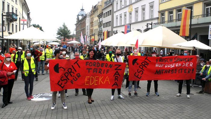 Streikkundgebung am 14. Juli: VerkäuferInnen von Esprit und Zara erklären sich solidarisch. Foto: Pit Wuhrer