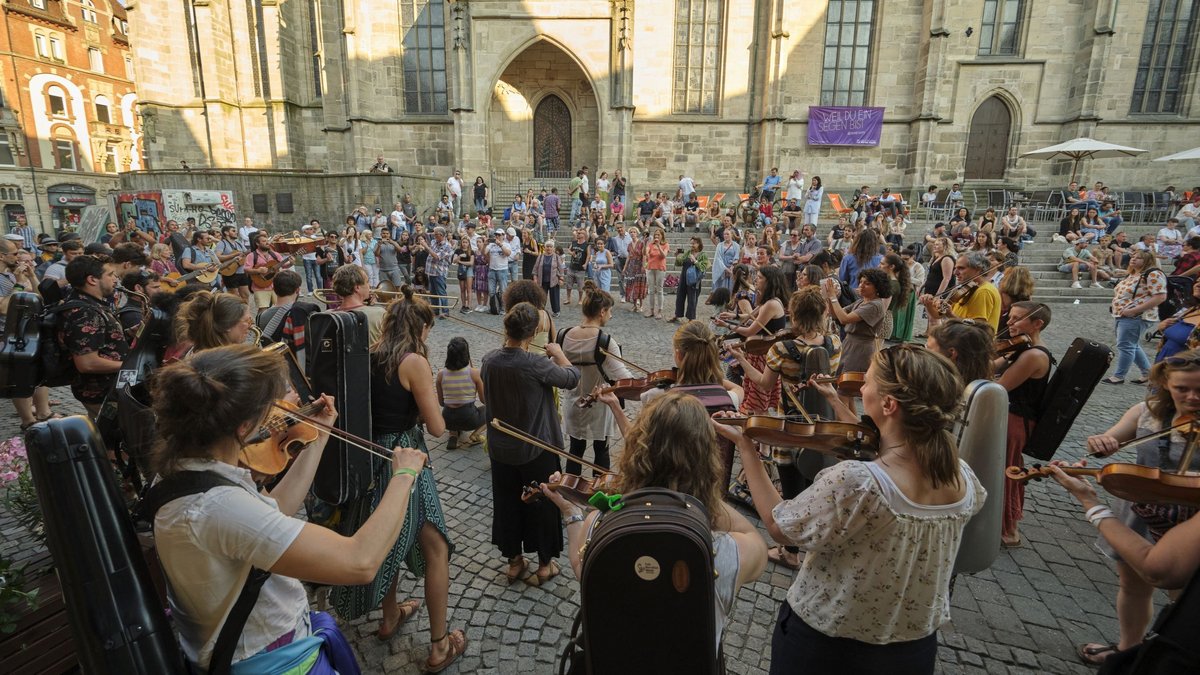 Interkulturelle Orchester-Prozession durch Tübingen. Mehr Fotos mit Klick auf den Pfeil.