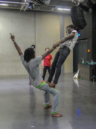 Die Künstler stützen sich gegenseitig. Foto: Vera Senn