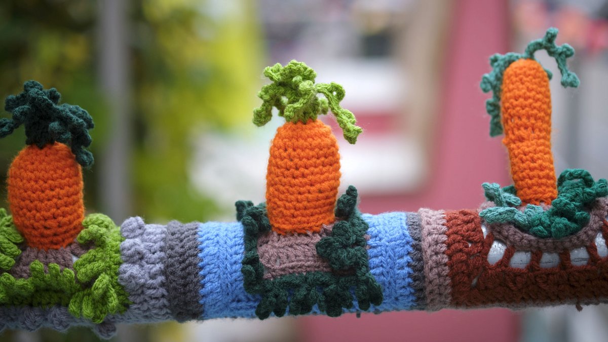 In der Augustenstraße wachsen aus tristen Metallrohren Möhrchen. Mehr Häkelimpressionen per Mausklick. 