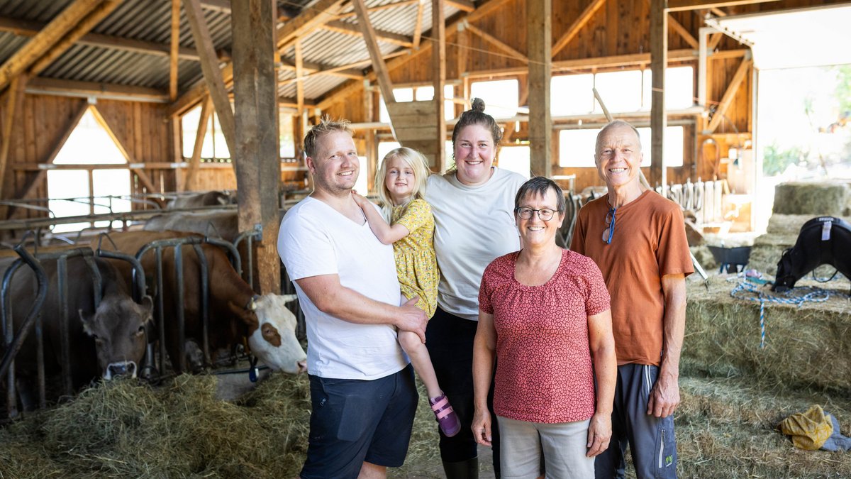 Ein Mehrgenerationenhof: Matthias Hang mit Ida, Evy John, Erika und Josef Günter (von links).