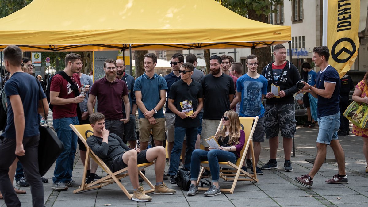 Kundgebung der Identitären Bewegung 2018 auf dem Stuttgarter Schlossplatz. Foto: Jens Volle