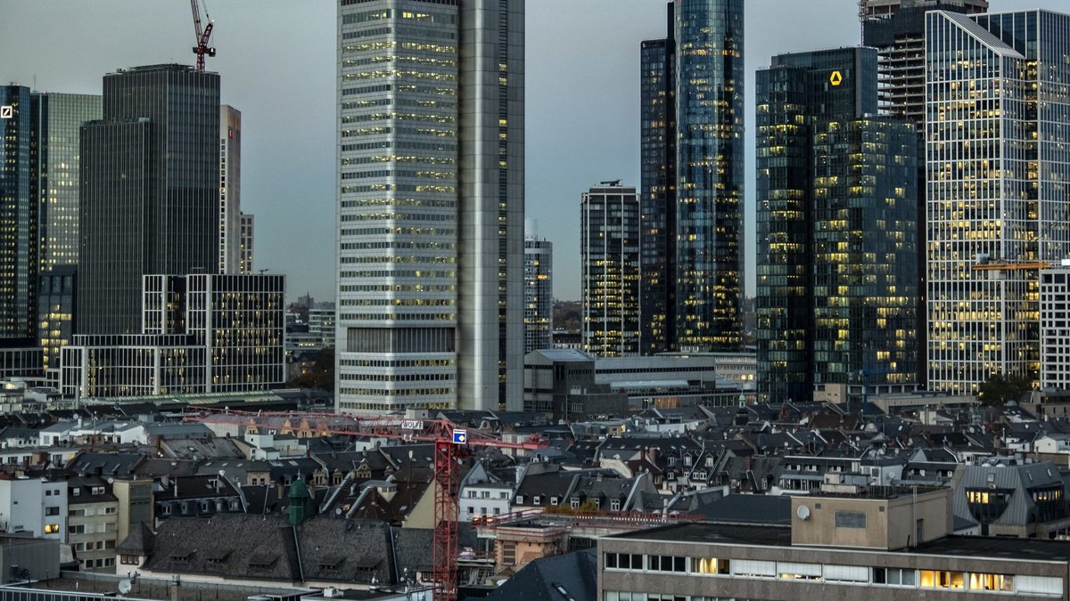 In Frankfurt am Main, dem "Weltkaff" mit Selfie-tauglicher Skyline, kann Grüne Soße Leben retten. Fotos: Joachim E. Röttgers