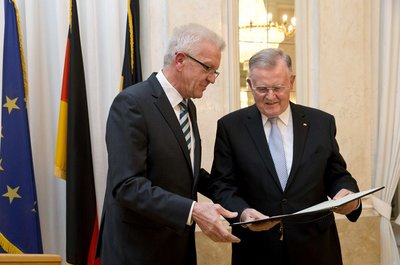 Für "die geistigen Spuren, die er gelegt hat", verleiht Kretschmann Teufel 2015 den Ehrentitel Professor. Foto: Staatsministerium