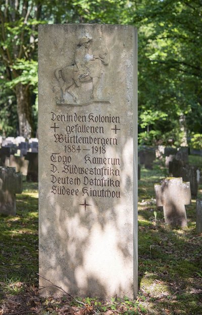 Gehört zu den wenigen Kolonialspuren in Stuttgart: Gedenkstein für württembergische Soldaten auf dem Waldfriedhof. Gehört zu den wenigen Kolonialspuren in Stuttgart: Gedenkstein für württembergische Soldaten auf dem Waldfriedhof.