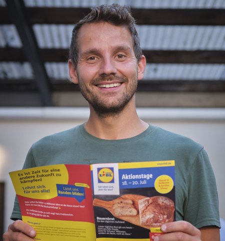 Tobi Rosswog ärgert Über-Reiche. Foto: Joachim E. Röttgers Tobi Rosswog ärgert Über-Reiche. Foto: Joachim E. Röttgers