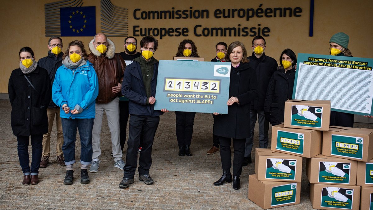 Übergabe von zu dem Zeitpunkt 213.432 Unterschriften an EU-Kommissarin Věra Jourová (vorne rechts) am 31.1.2022. Foto: Thomas Cytrynowicz Übergabe von zu dem Zeitpunkt 213.432 Unterschriften an EU-Kommissarin Věra Jourová (vorne rechts) am 31.1.2022. Foto: Thomas Cytrynowicz