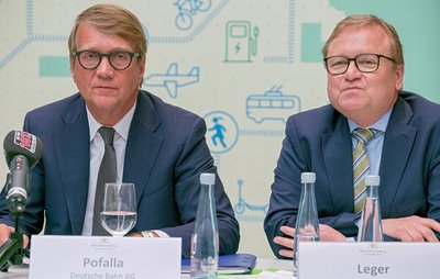 Traut den eigenen Leuten nicht: Bahnvorstand Pofalla (links) mit S-21-Projektchef Leger. Foto: Joachim E. Röttgers