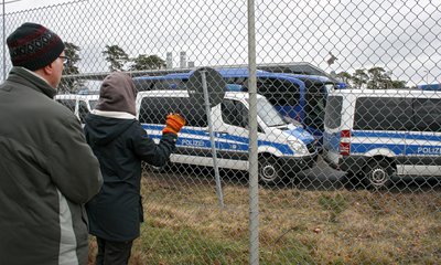 Die Aktivisten haben keinen Zugang zum Abflugterminal. 