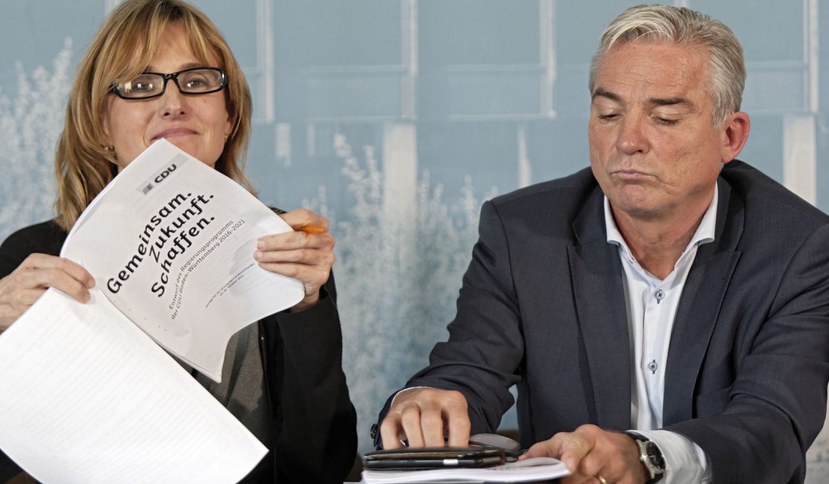 Da gab's noch Grund zur Heiterkeit: Die jetzige Wirtschafts-Staatssekretärin Katrin Schütz, damals Generalsekretärin der baden-württembergischen CDU, stellt im Oktober 2015 gemeinsam mit Landeschef Thomas Strobl das Landtagswahlprogramm vor. Foto: Joachim E. Röttgers