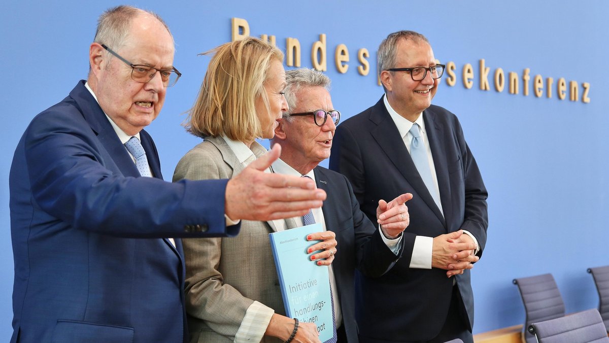 Die "Initiative für einen handlungsfähigen Staat", von links: Minister a. D. Peer Steinbrück, Medienmanagerin Julia Jäkel, Minister a. D. Thomas de Maizière und Andreas Voßkuhle, Ex-Bundesverfassungsgerichtspräsident. Foto: picture alliance, dts-Agentur