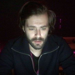 Die einen trinken Rotwein, die anderen schaffen halt. Foto: Kontext