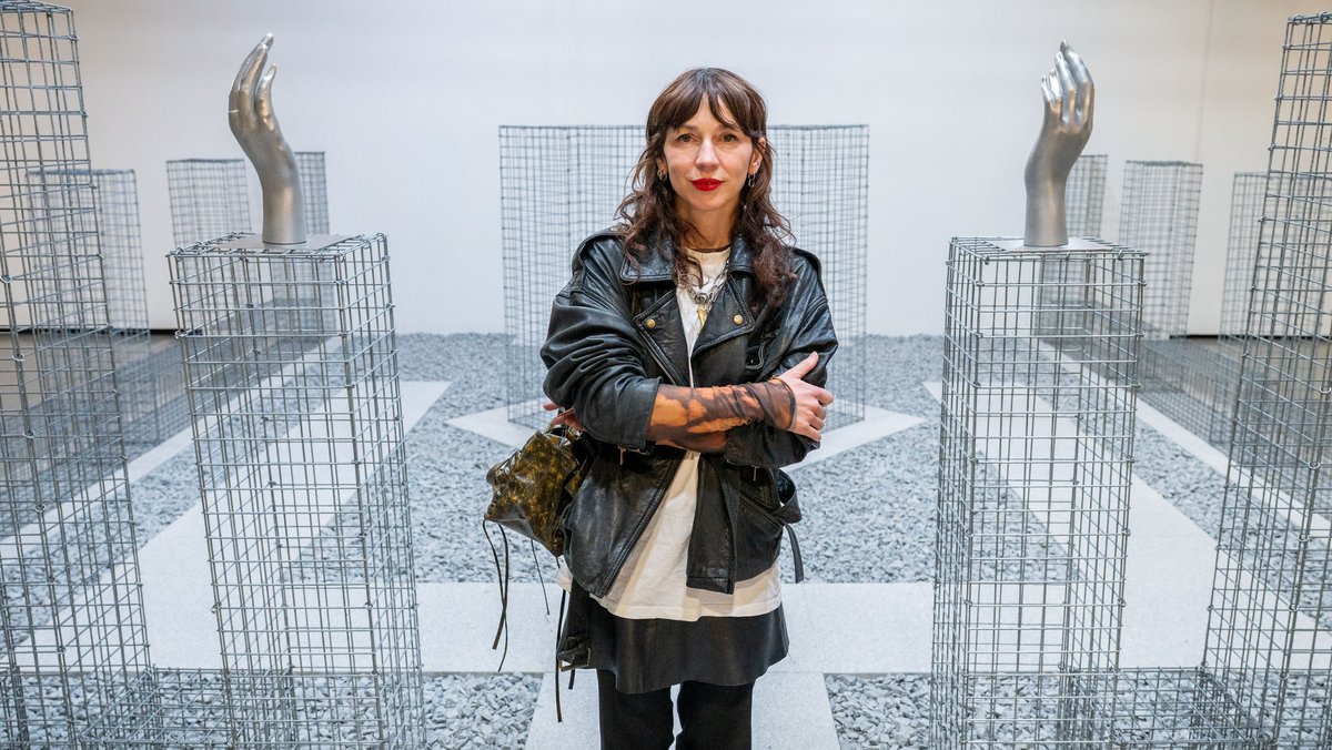 Emma Adlers Installation: ein Schottergarten des Grauens. Emma Adlers Installation: ein Schottergarten des Grauens.