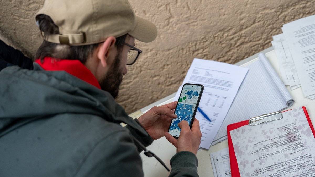 Trotz schlechtem Wetter: Der Linke Filippo Capezzone prüft akribisch, ob die Mieterhöhung richtig berechnet wurde. Fotos: Jens Volle