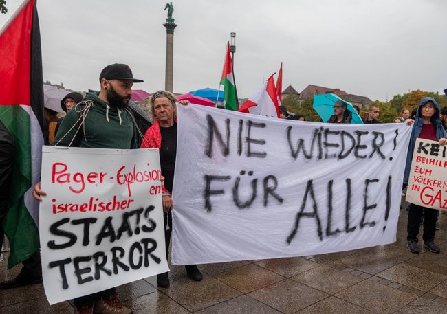 Ebenfalls am 7. Oktober: Pro-Palästina-Kundgebung auf dem Stuttgarter Schlossplatz.  Ebenfalls am 7. Oktober: Pro-Palästina-Kundgebung auf dem Stuttgarter Schlossplatz.