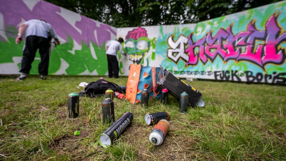 An einem Bauzaun entstehen Graffitis, der Vorname des Tübinger Oberbürgermeisters sorgt fürs Lokalkolorit.